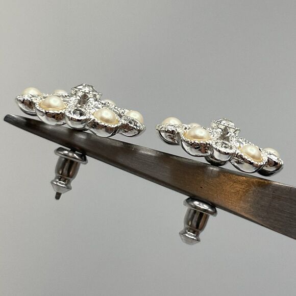 Silver Tone White Glass Rhinestone Faux Peal Snow Flake Stud Earrings Post Back - Picture 3 of 4